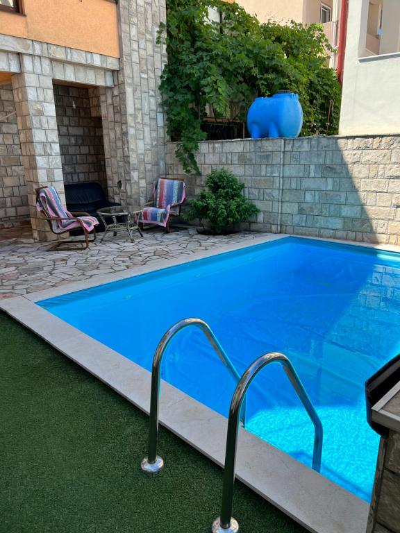 Bazén v ubytování Apartments Delcheva nebo v jeho okolí