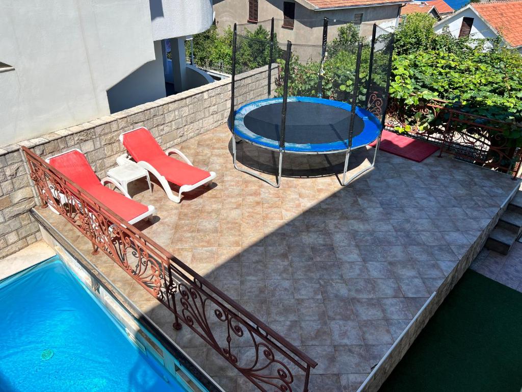 Bazén v ubytování Apartments Delcheva nebo v jeho okolí