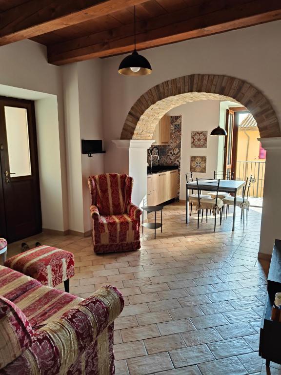 uma sala de estar com uma mesa e uma sala de jantar em Dolci Soggiorni em Loreto