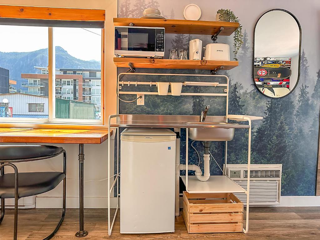 Kuchyň nebo kuchyňský kout v ubytování Crash Hotel Squamish