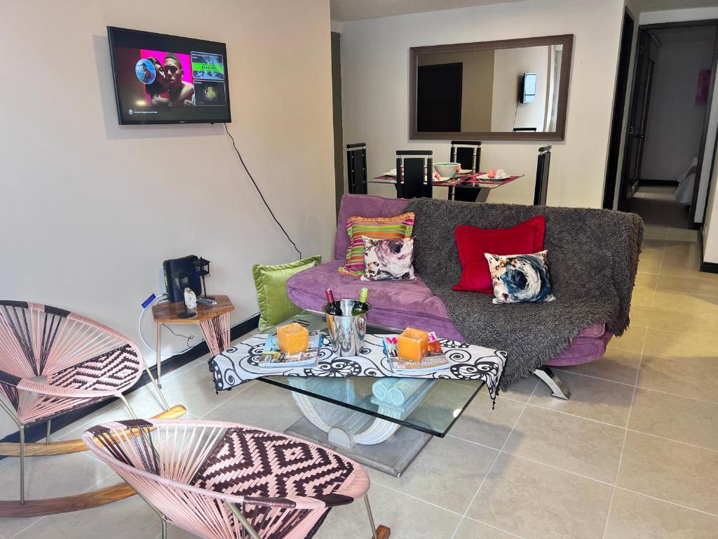 sala de estar con sofá y mesa en Maravilloso alojamiento para tu familia en Santa Rosa de Cabal