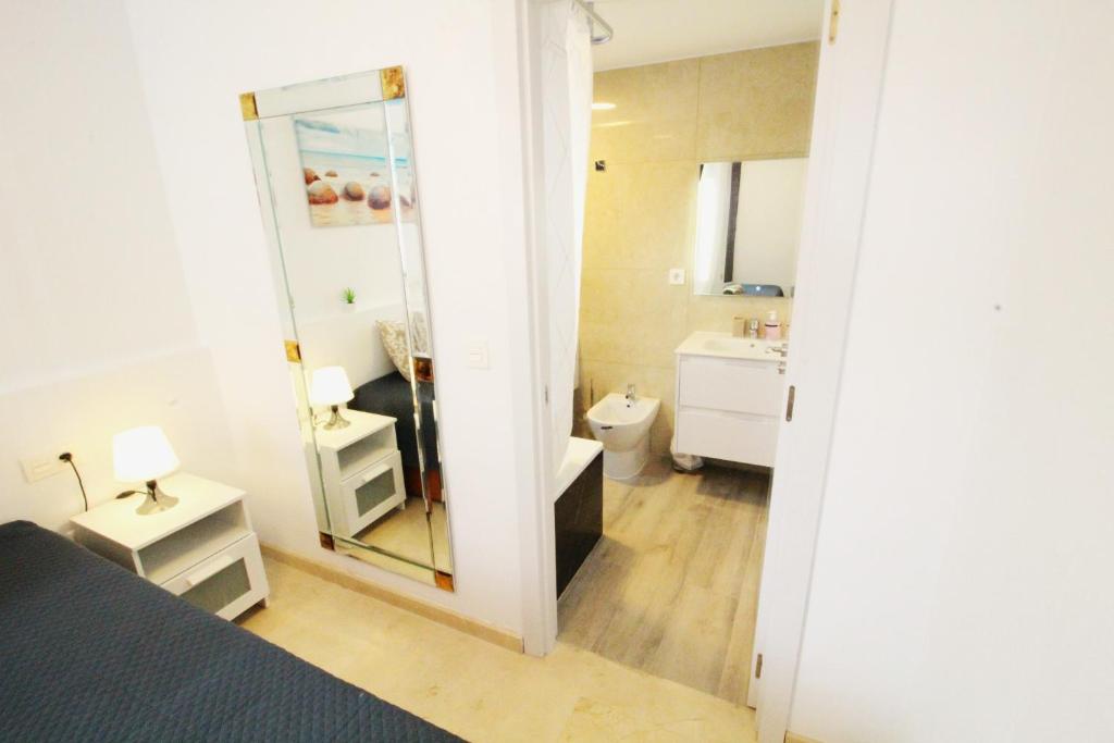 Postel nebo postele na pokoji v ubytování Panorama Benidorm Torre Montecarlo