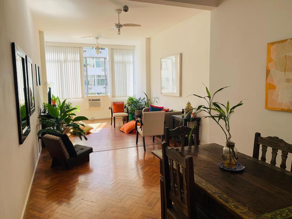 Hotel Apt. em Ipanema entre a praia e a Lagoa, a living room with a table and some plants at Apt. em Ipanema entre a praia e a Lagoa in Rio de Janeiro