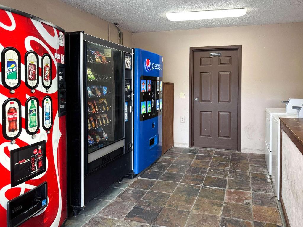 una habitación con dos máquinas de cocacola y una puerta en Motel 6 Atlanta GA Atlanta Airport East, en Atlanta