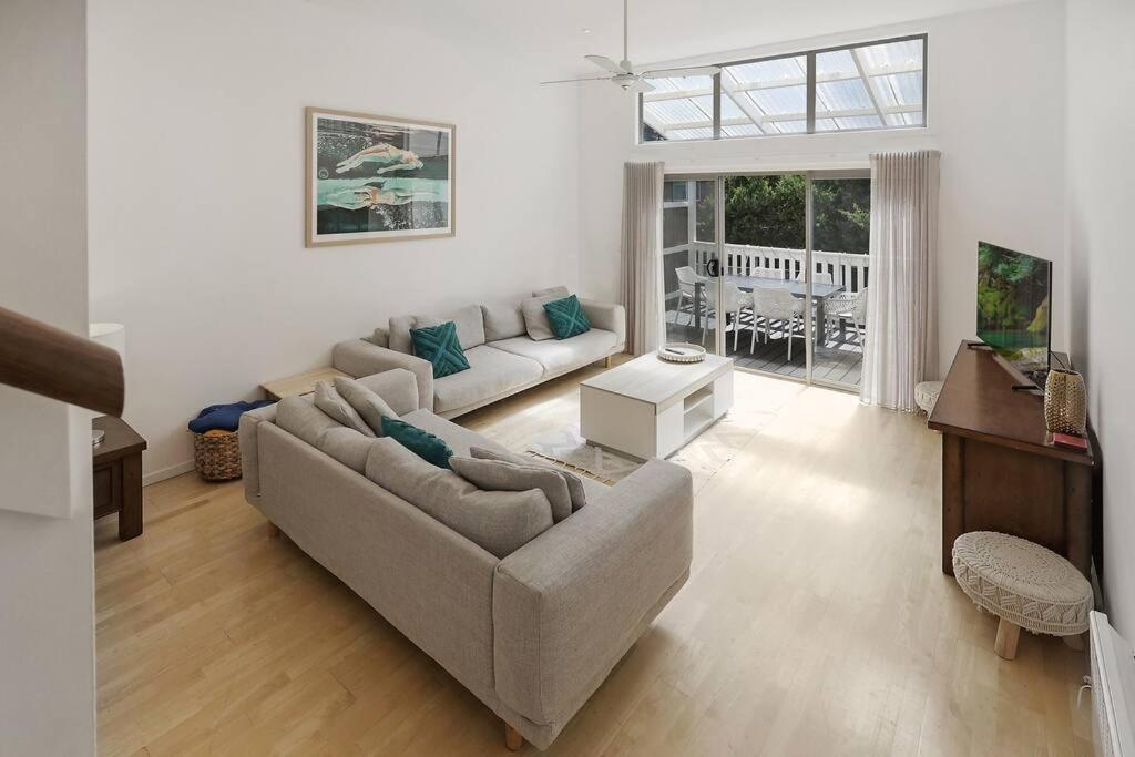 un soggiorno con un divano e un tavolo di THE BAY - luxury accommodation by the sea a Warrnambool