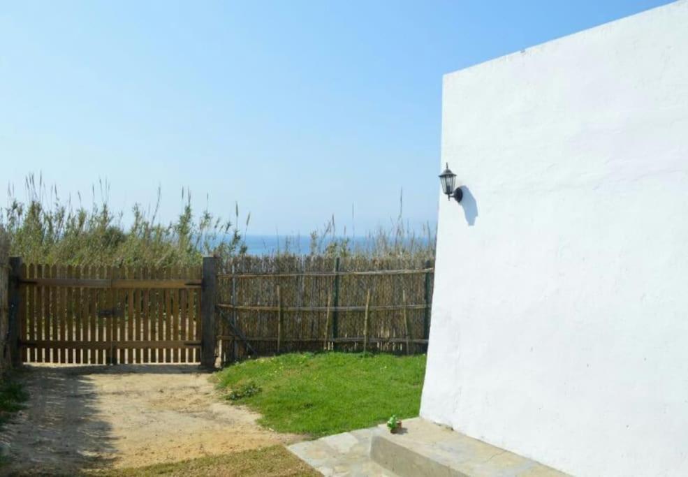 un oiseau est perché sur le côté d'une clôture dans l'établissement Casita del Mar a pie de playa, à Tarifa