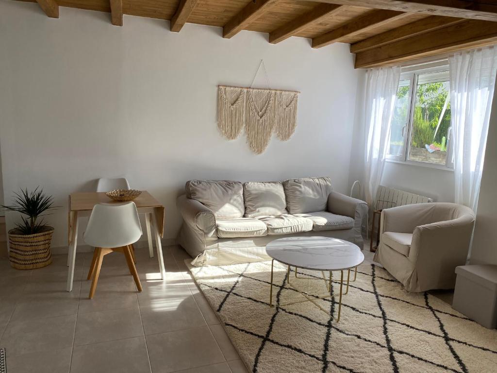 een woonkamer met een bank en een tafel bij Casa de la abuela Elisa - Ribeira Sacra - Cañones del Sil - Caurel in Quiroga