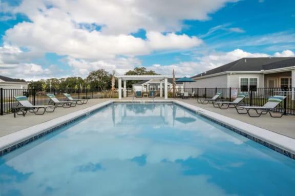的住宿－Modern comfy golden retreat，庭院里的一个蓝色海水游泳池