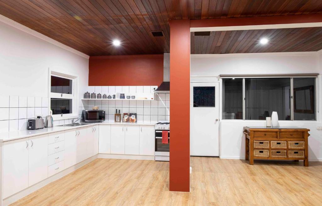 Kuchyň nebo kuchyňský kout v ubytování 4 Bedrooms, 2 Bathrooms in Alice Springs