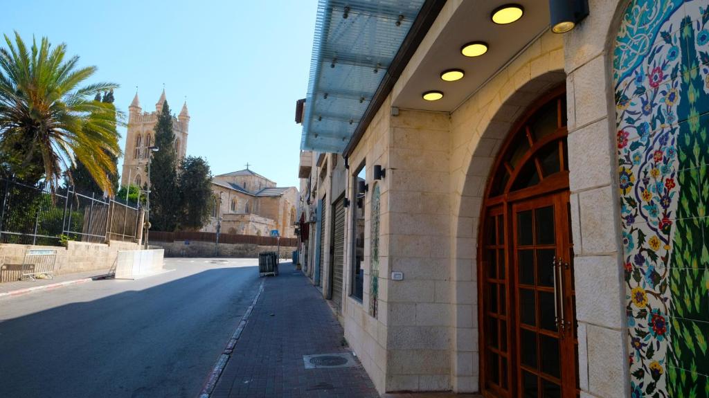 budynek z drzwiami od strony ulicy w obiekcie Christmas Hotel - Jerusalem w Jerozolimie