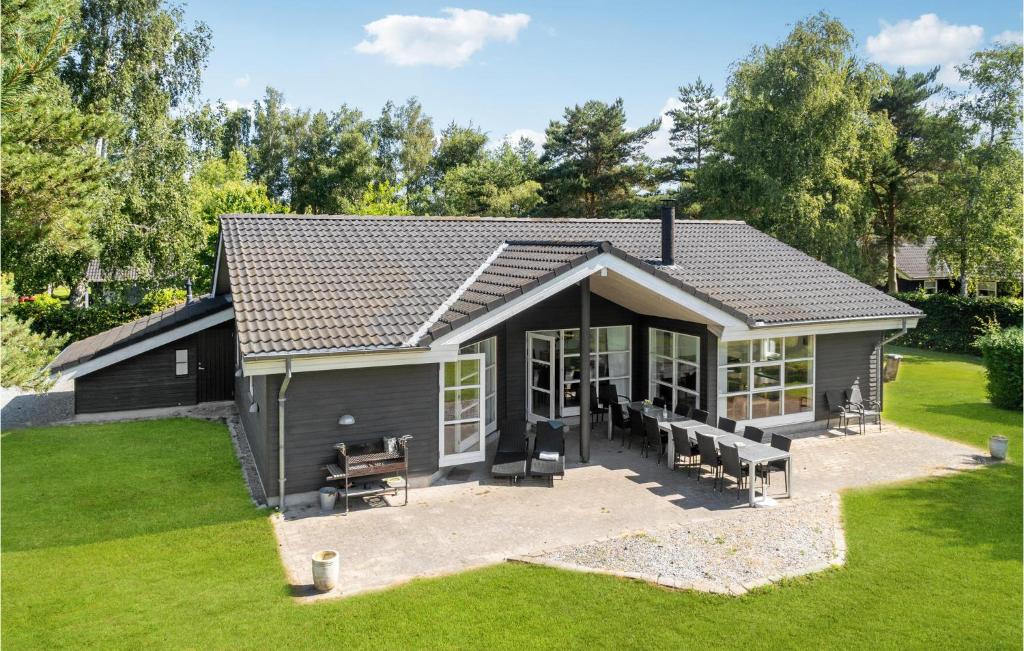Bøtø ByにあるHoliday Home Kaninstien Vi Dnmkの庭にパティオがある小さな家