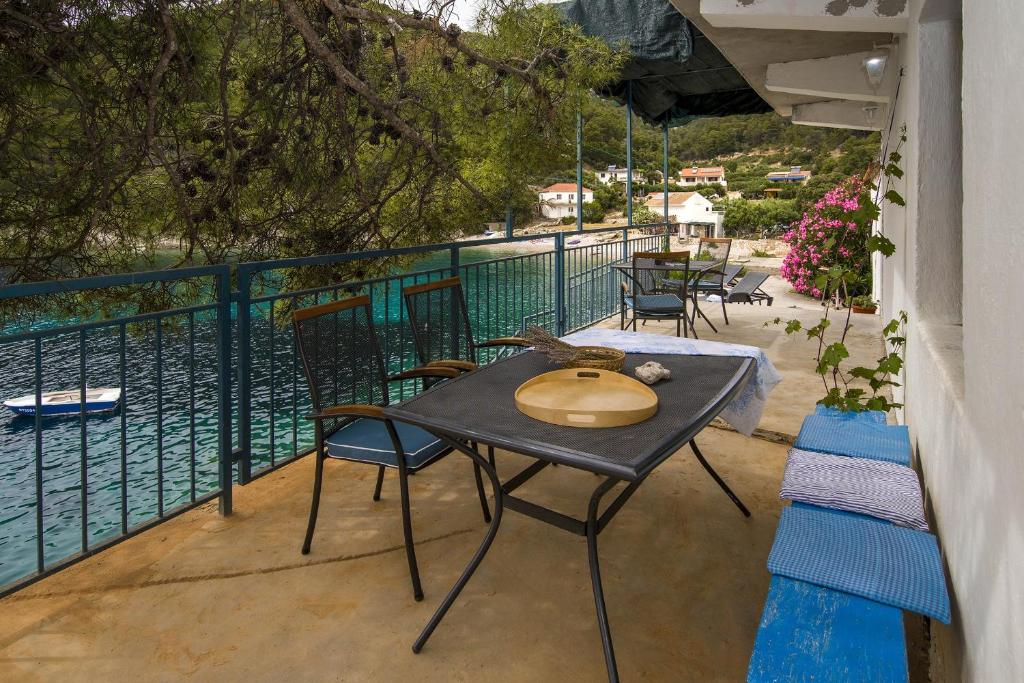 Bazén v ubytování Secluded fisherman's cottage Cove Skozanje, Hvar - 4009 nebo v jeho okolí