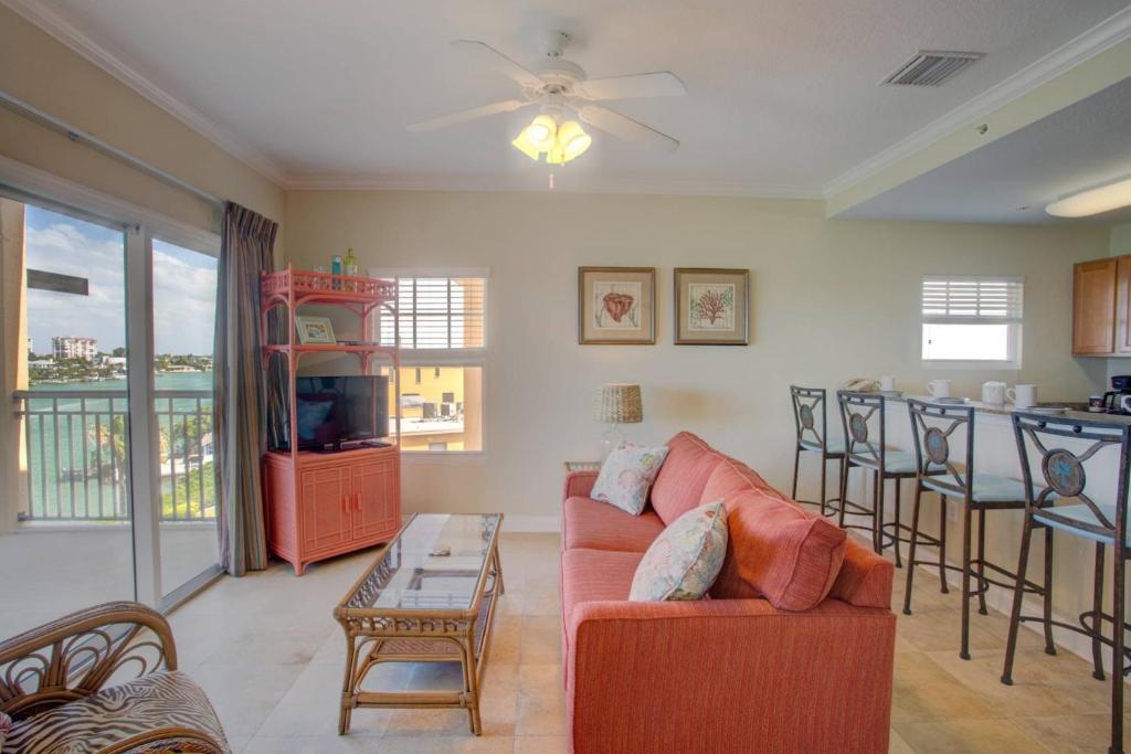 ein Wohnzimmer mit einem Sofa und einem Tisch in der Unterkunft Palms of Treasure Island Resort in St Pete Beach