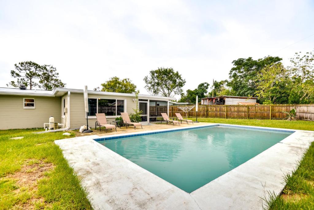 - une piscine dans la cour d'une maison dans l'établissement Florida Escape with Pool, Near Beaches and Kayaking!, à Daytona Beach
