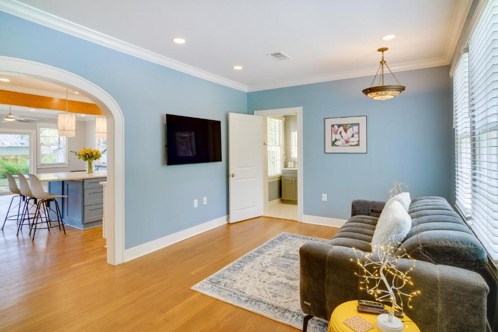 Μια τηλεόραση ή/και κέντρο ψυχαγωγίας στο Relaxing Baton Rouge Retreat with Patio!