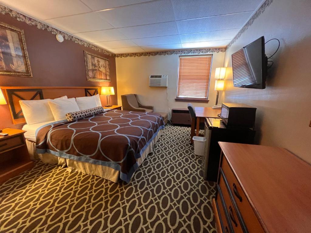 Pokój hotelowy z łóżkiem i biurkiem w obiekcie Budget Inn Marinette w mieście Marinette