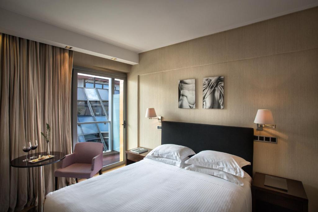 Posteľ alebo postele v izbe v ubytovaní The Athens Gate Hotel