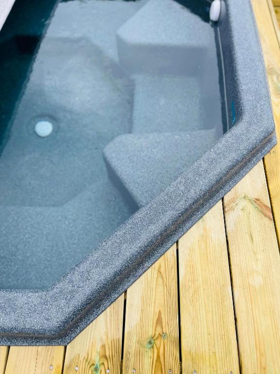 Fotografie z fotogalerie ubytování Stylish cottage with hot tub v destinaci Stóri-Ás