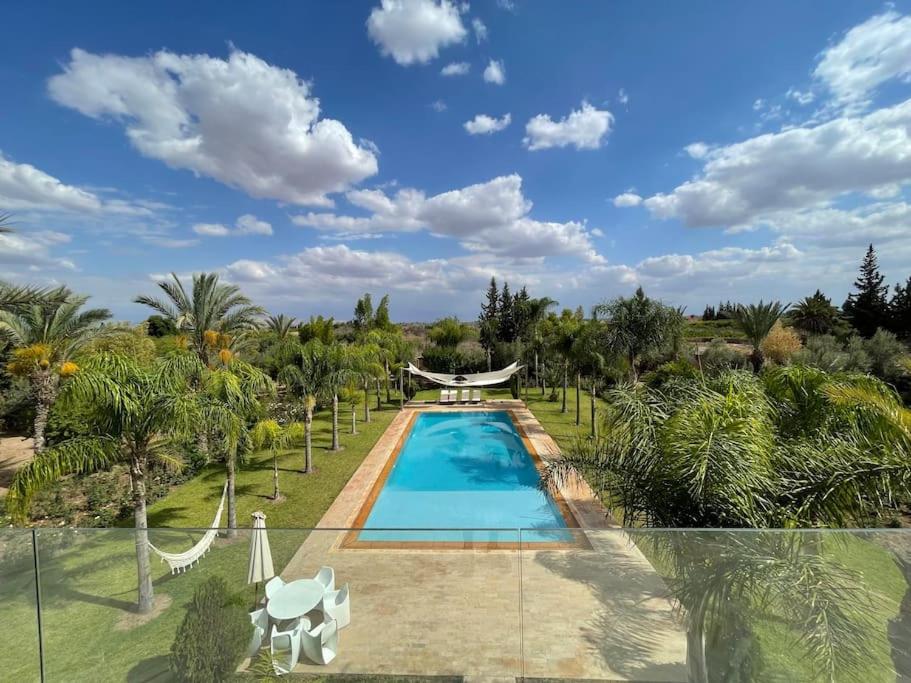 uma imagem de uma piscina num resort em Villa de luxe L'MNAM em Marrakech
