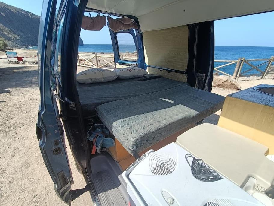 圣米格尔德阿沃纳Discovery Tenerife的一辆面包车,门开在海滩上