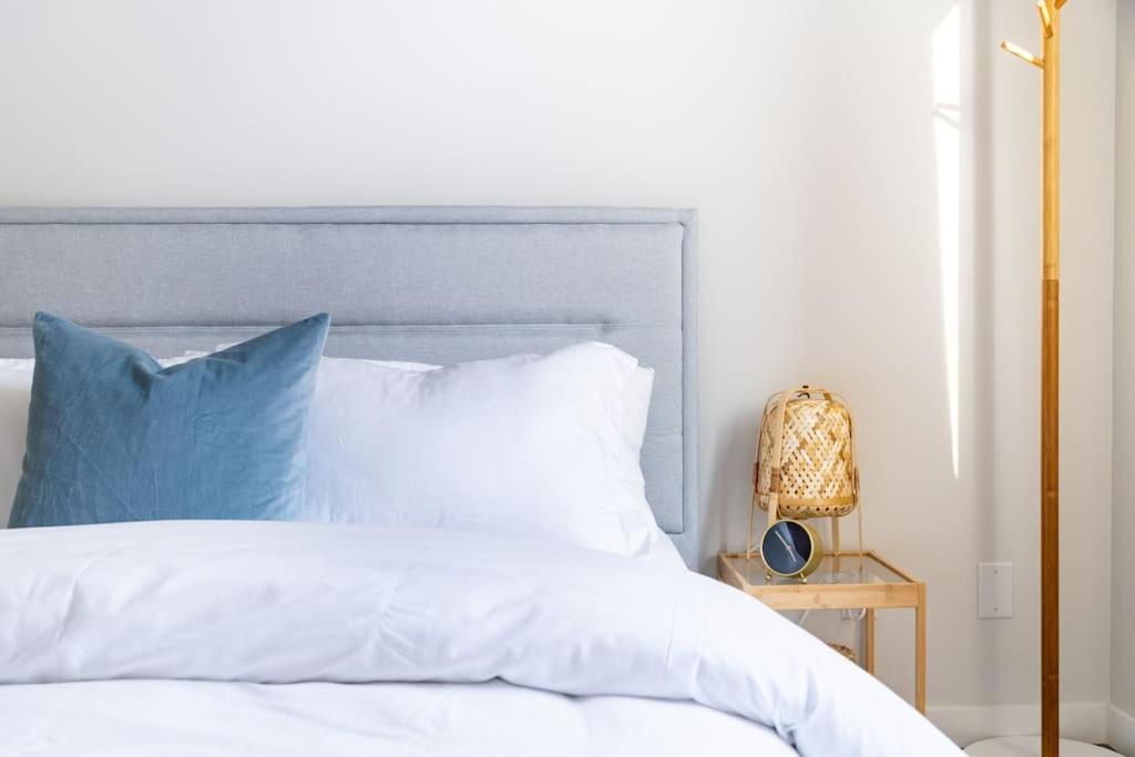 Apartamento Downtown Kelowna Modern Spacious Oasis + Mountain View