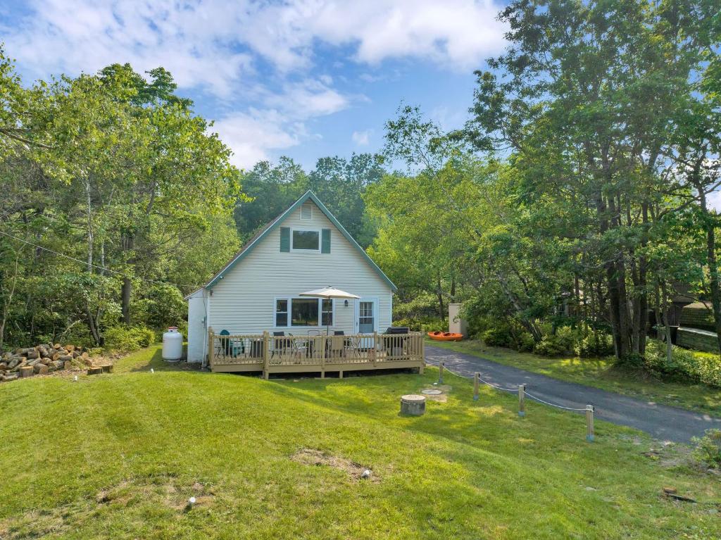 Vrt pred nastanitvijo The Sage Chalet in Emerald Lakes, Poconos!