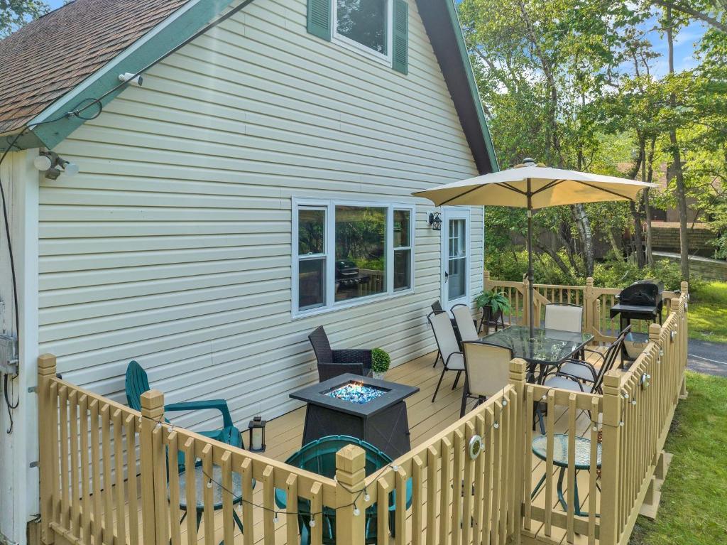 Vrt pred nastanitvijo The Sage Chalet in Emerald Lakes, Poconos!