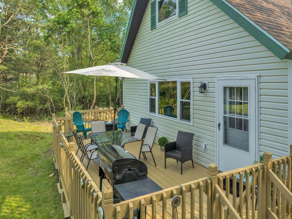 Vrt pred nastanitvijo The Sage Chalet in Emerald Lakes, Poconos!