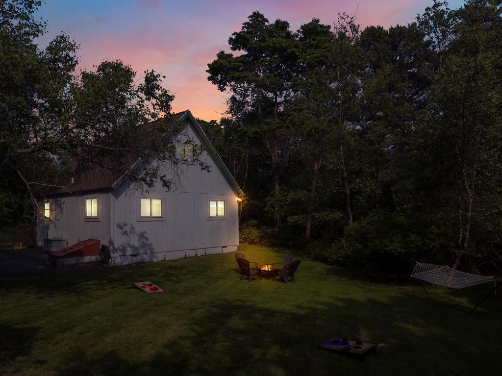 Vrt pred nastanitvijo The Sage Chalet in Emerald Lakes, Poconos!