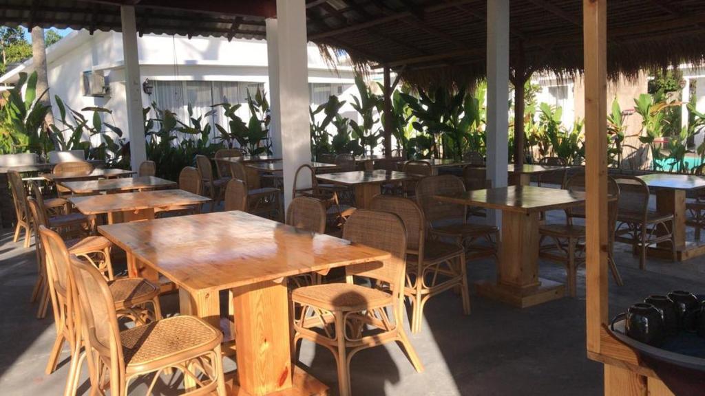 grupa stołów i krzeseł w restauracji w obiekcie Villa Bari Loft w mieście Setiu