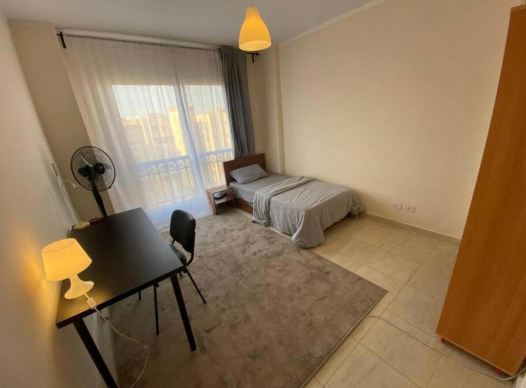 Postel nebo postele na pokoji v ubytování Madinaty Hotel
