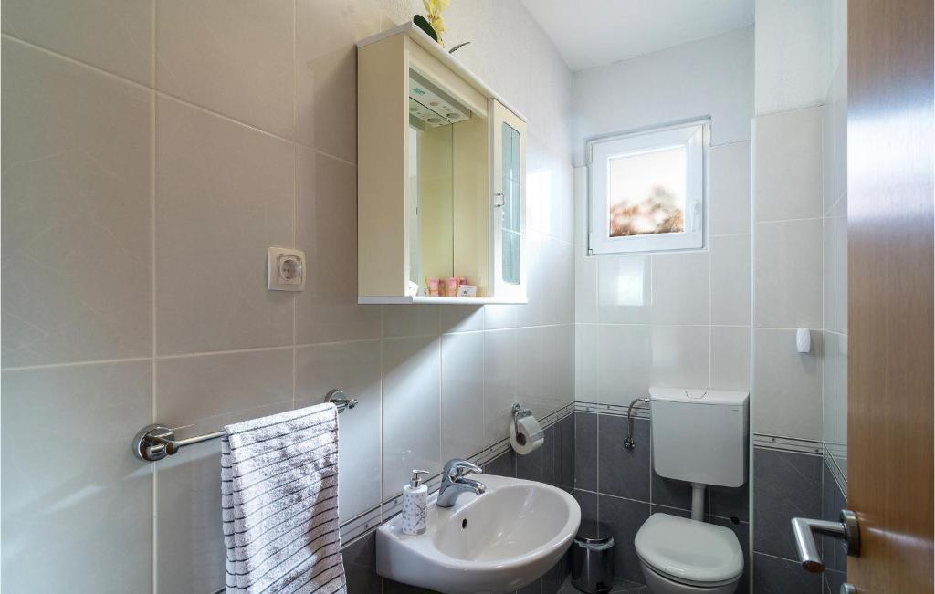 Kúpeľňa v ubytovaní Three-Bedroom Holiday Home In Brstanovo