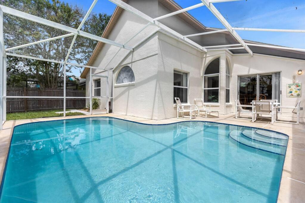 uma piscina no quintal de uma casa em 2974 Viscount Villa 3bed+ Pool&Spa em Kissimmee