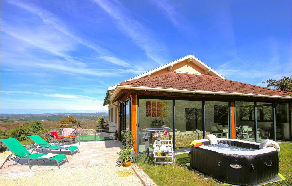 una casa con una gran bañera de hidromasaje en el patio en Nice Home In St Marcellin With House A Panoramic View, 