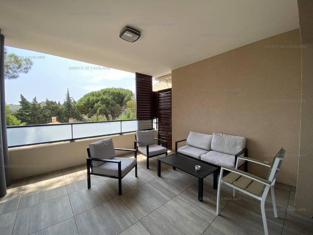 un salon avec un canapé, une table et des chaises dans l'établissement Beau T3 tout confort à 200m de la plage avec clim, terrasse et garage, Cavalaire-sur-Mer - FR-1-100-314, à Cavalaire-sur-Mer