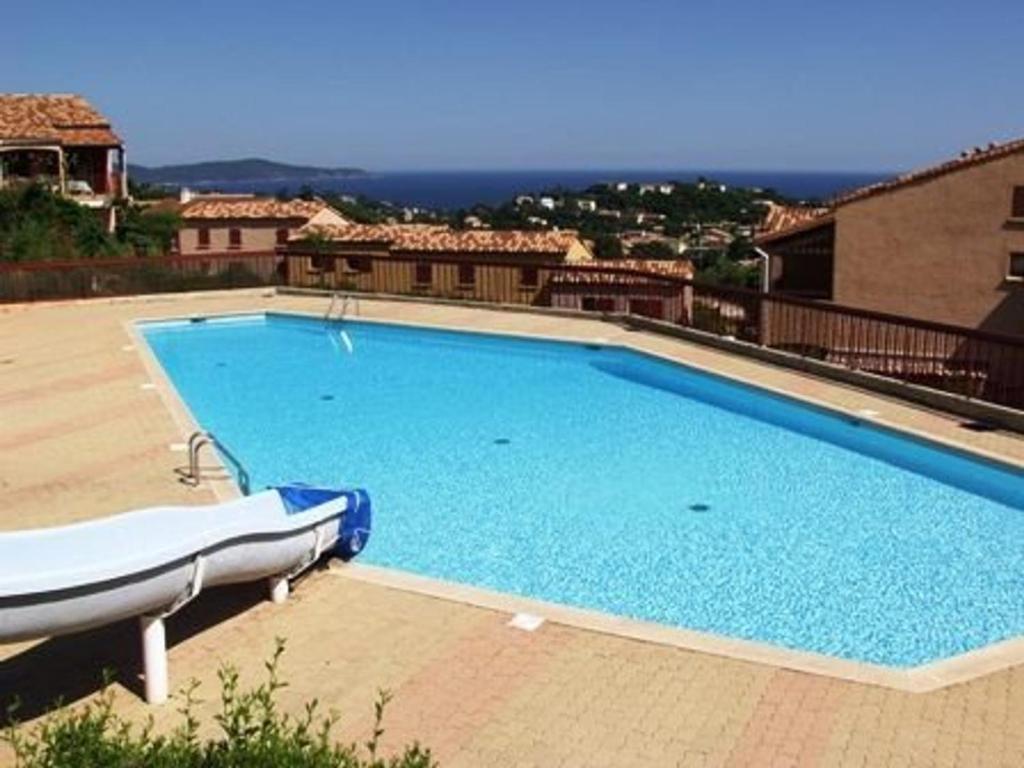 - une grande piscine bleue au-dessus d'une maison dans l'établissement Studio mezzanine avec piscine, parking - 4 pers - Cavalaire - FR-1-226B-166, à Cavalaire-sur-Mer