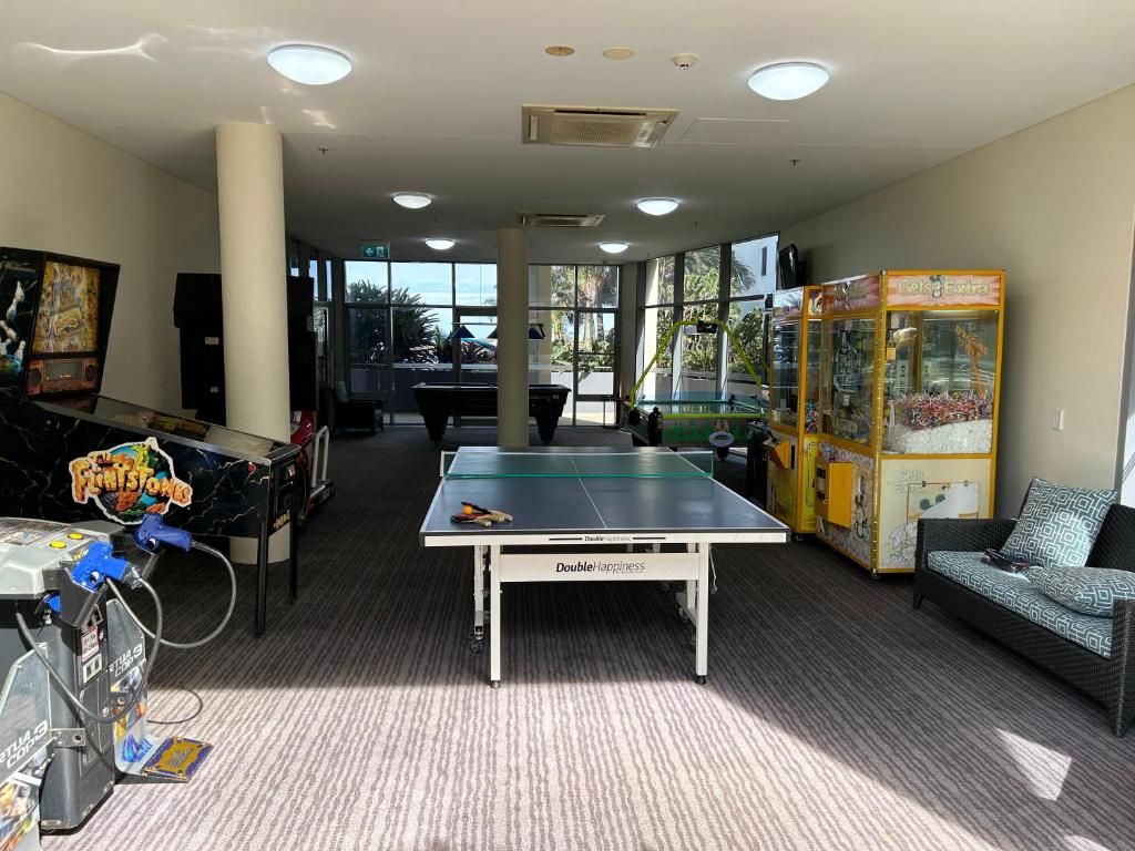 Stolní tenis v ubytování Exclusive Apartment with Ocean Views nebo okolí