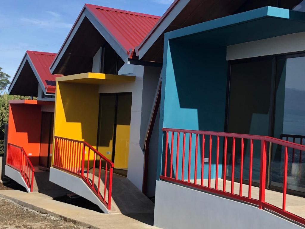 una fila de casas pintadas en diferentes colores en Hospedaje Alto Lechuza Zarcero, en Zarcero