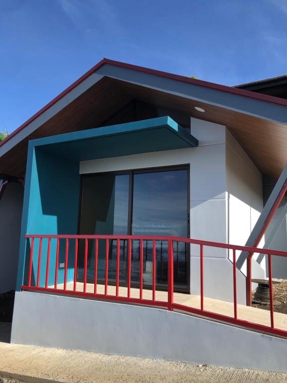 una casa modelo con balcón en Hospedaje Alto Lechuza Zarcero, en Zarcero