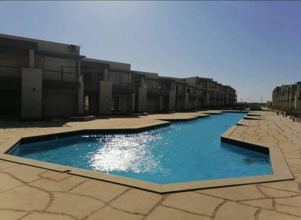 una piscina de agua azul en una calle en شاليه بقرية كورونادو مارينا - Coronado Marina عائلات فقط, en Ain Sokhna