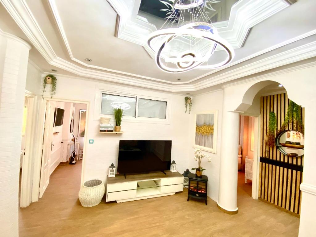 TV a/nebo společenská místnost v ubytování Appartement LOUIS XIV avec HAMMAM SAUNA JACCUZI PRIVATISÉ TOTALEMENT GRATUIT SANS SUPPLÉMENT !