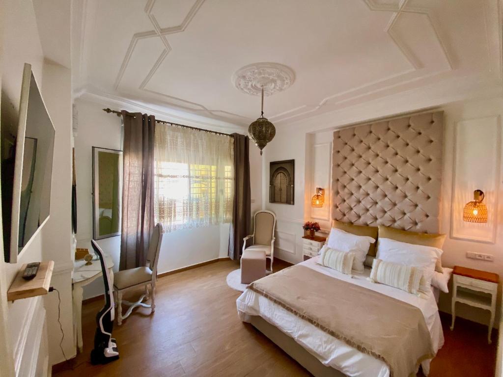 Postel nebo postele na pokoji v ubytování Appartement LOUIS XIV avec HAMMAM SAUNA JACCUZI PRIVATISÉ TOTALEMENT GRATUIT SANS SUPPLÉMENT !