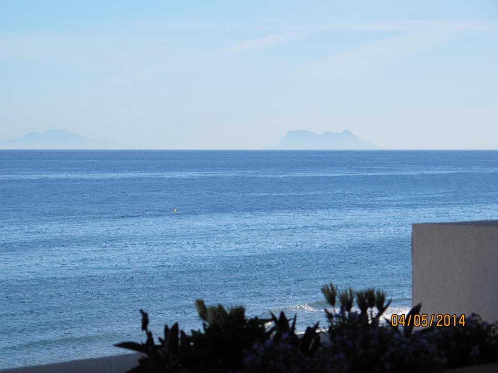 vistas al océano y a las montañas a lo lejos en Bahia de la Plata, en Estepona