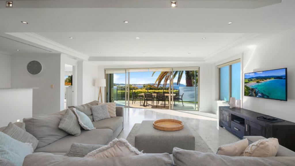 特里格尔Unit 1 - 3 Bed Part Ocean View的带沙发和桌子的客厅
