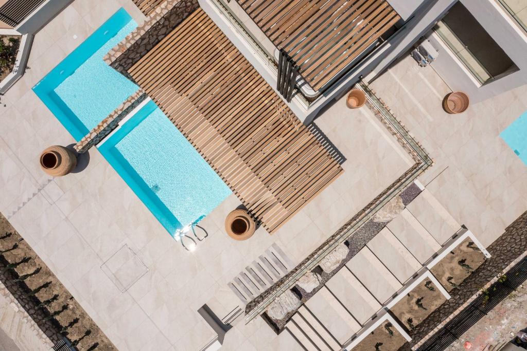Bazén v ubytování Nόka Suite Apartments nebo v jeho okolí