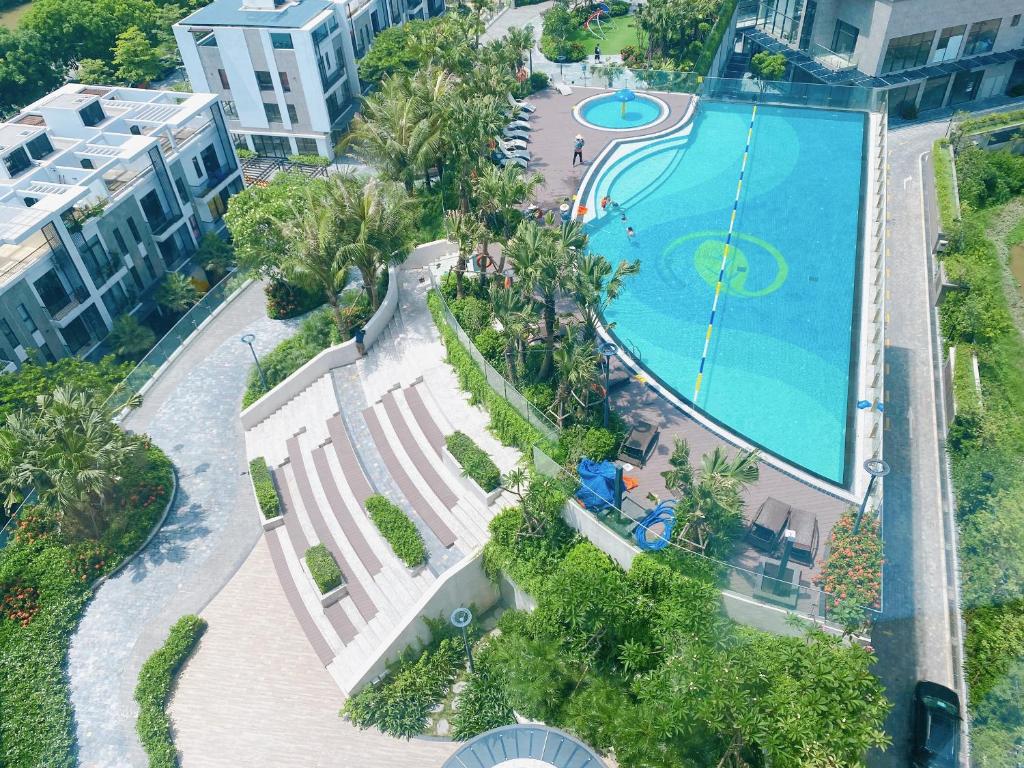 an overhead view of a swimming pool at a resort at Homestay xinh Ecopark in HÆ°ng YÃªn