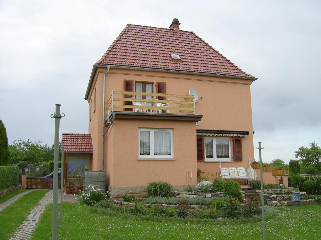 une maison avec un balcon au-dessus dans l'établissement Ferienwohnung Gotha, à Gotha