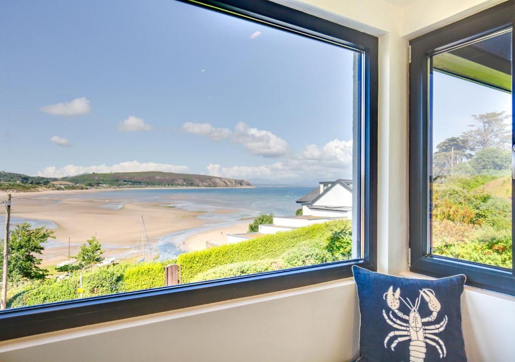 ein Fenster mit Blick auf den Strand in der Unterkunft Bryn Benar in Abersoch