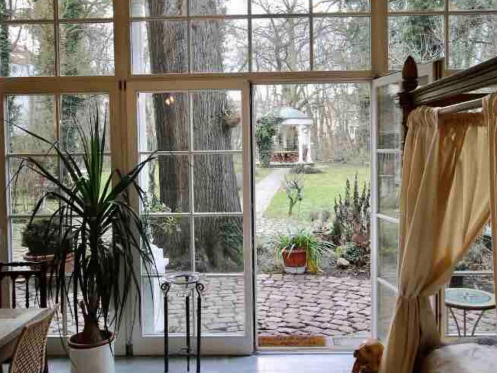 a room with a large glass door with a patio at Köthen Zentrum Apartment mit Park am Europa Radweg in Köthen