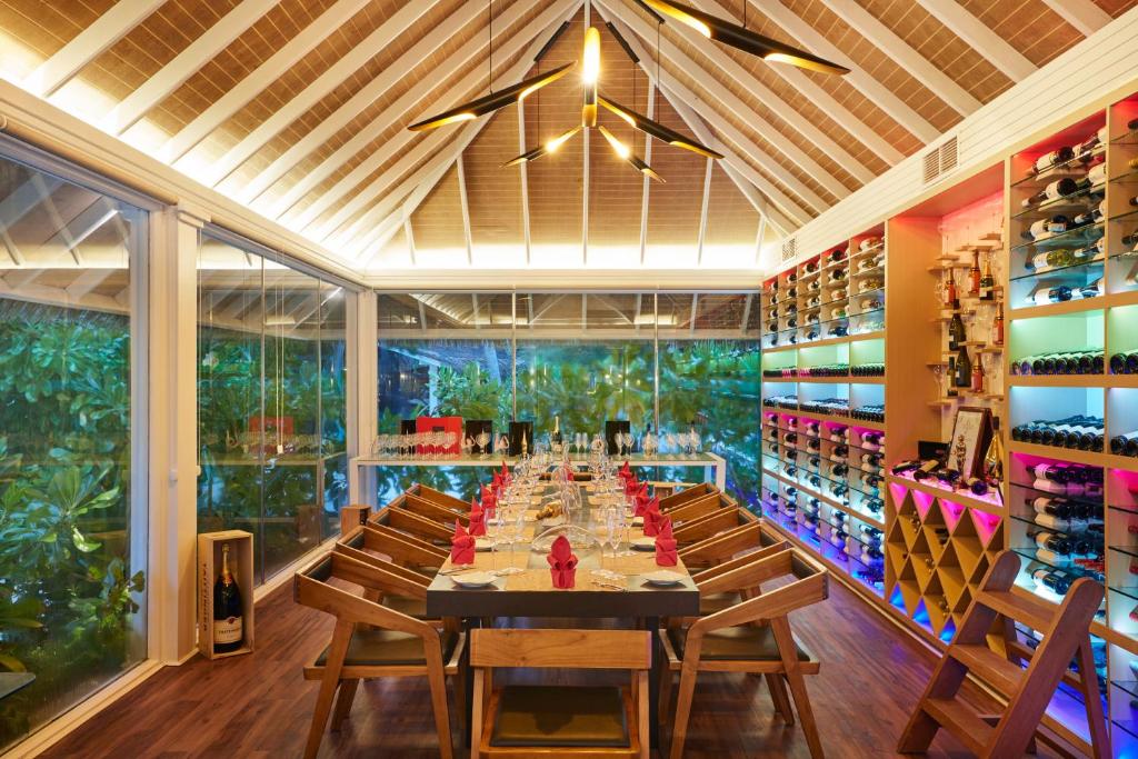 Restaurace v ubytování Sun Siyam Vilu Reef with Free Transfer